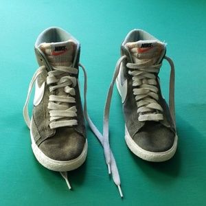 NIKE VINTAGE SPORT SHOES  FOR WOMEN'S SZ 7.5